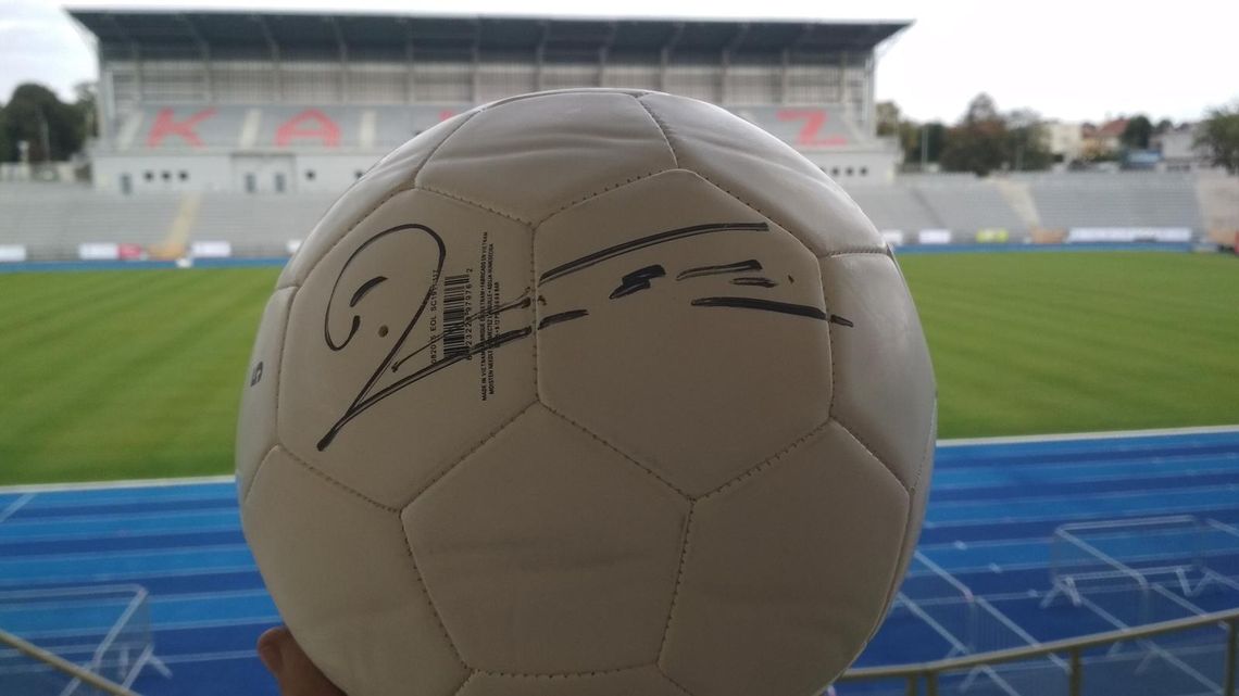 Przyjdź na mecz i wylicytuj piłkę z autografem Roberta Lewandowskiego