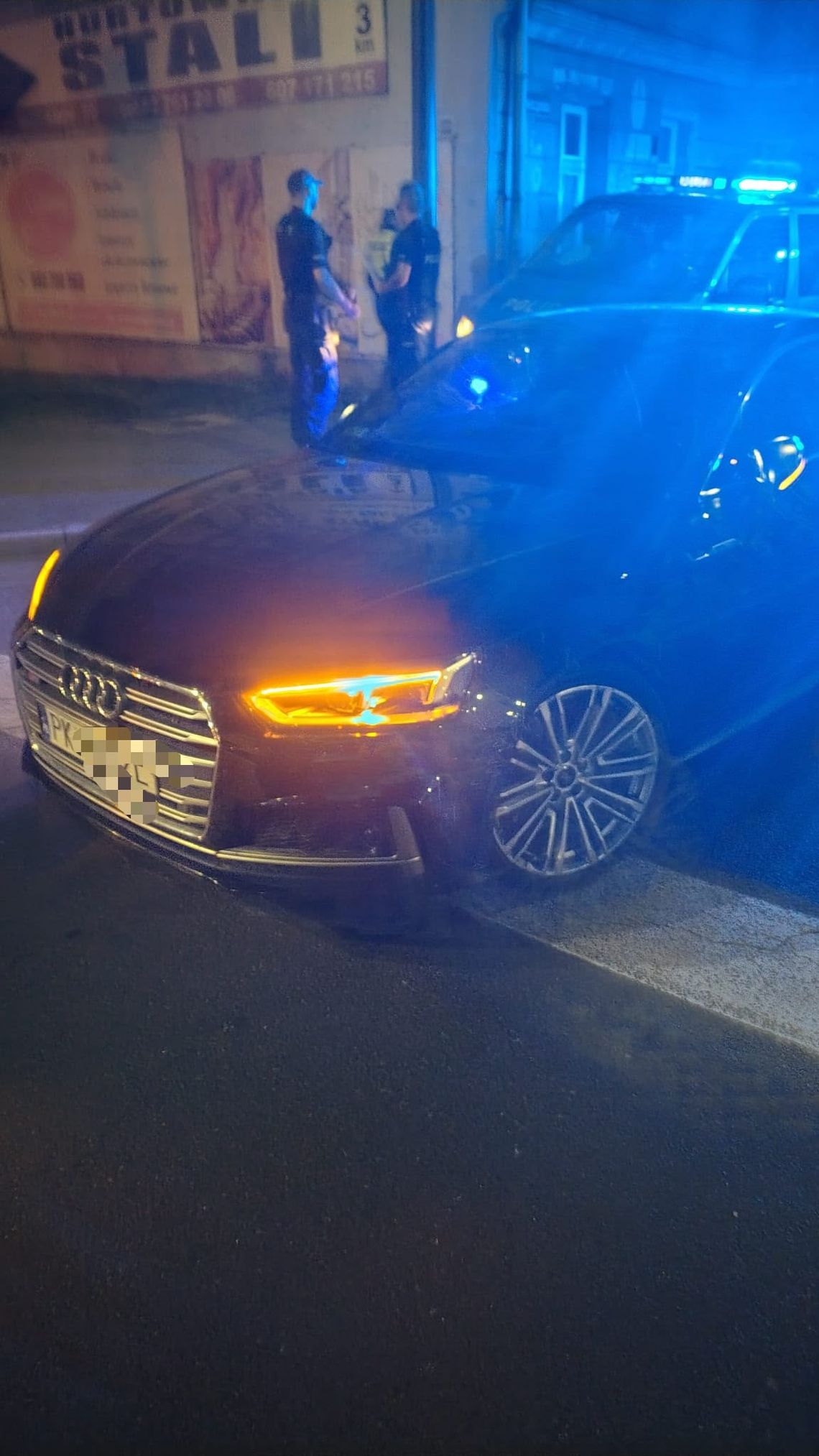 Przysnęło mu się... W Audi S5 na środku skrzyżowania!