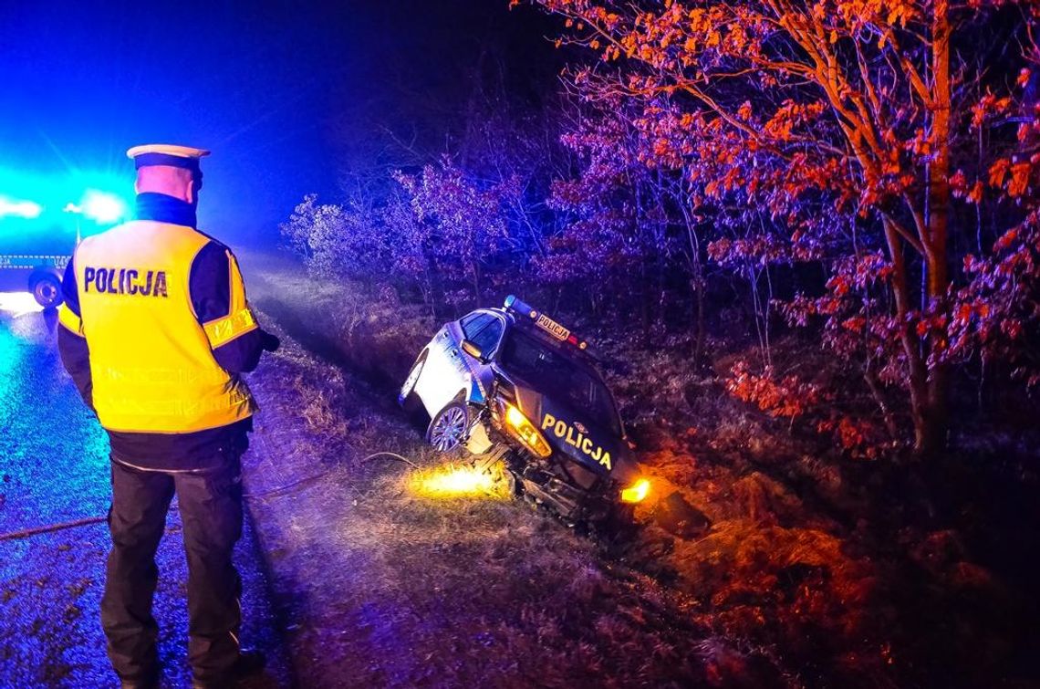 Radiowóz z Jarocina wpadł do rowu. Ranni policjanci ZDJĘCIA