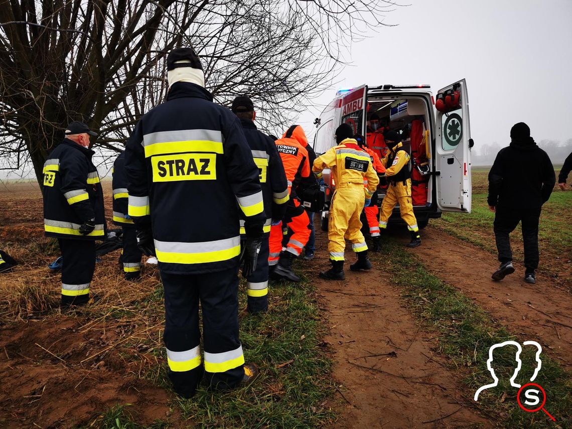 Reanimacja zaginionego mężczyzny. Szedł przez pola, zrzucając z siebie ubrania ZDJĘCIA