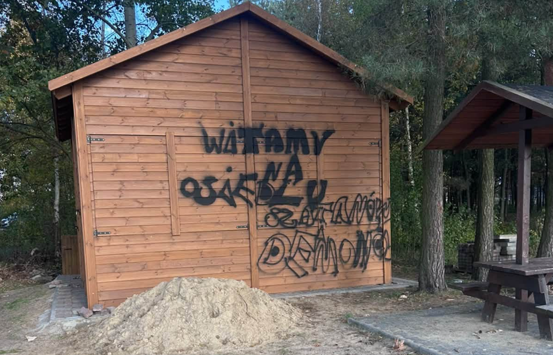 Ręce opadają! Miejsce wypoczynku zamienili w ścianę pełną bazgrołów Ręce opadają! Miejsce wypoczynku zamienili w ścianę pełną bazgrołów