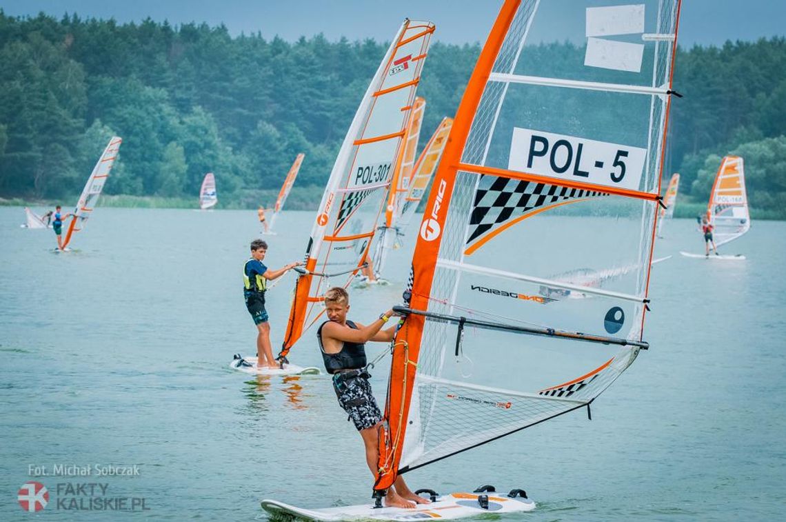 Rekordowe regaty. Szałe opanowane przez windsurferów ZDJĘCIA