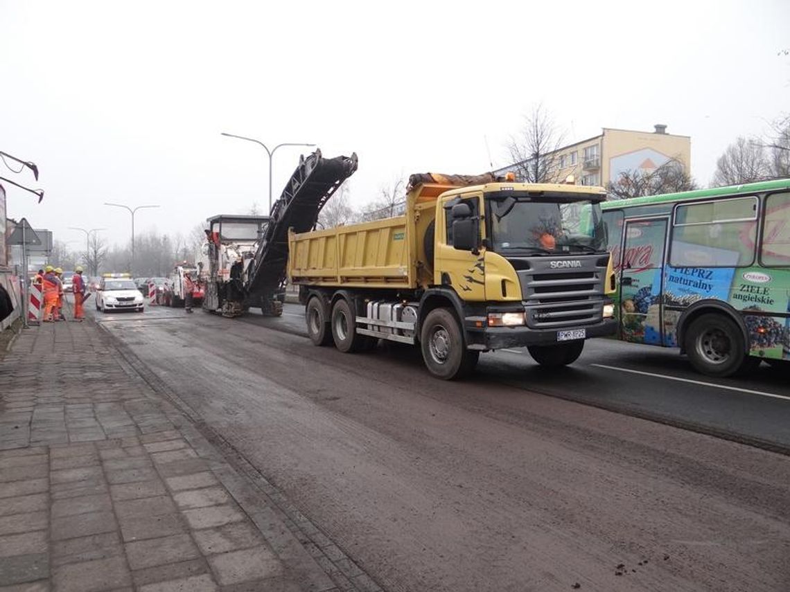Remontują skrzyżowanie, bo jest o centymetr za mało asfaltu  ZDJĘCIA