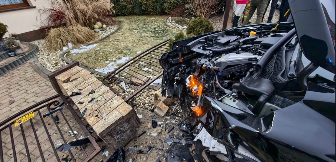 Renault uderzyło w ogrodzenie. Kobietę zabrano do szpitala Renault uderzyło w ogrodzenie. Kobietę zabrano do szpitala