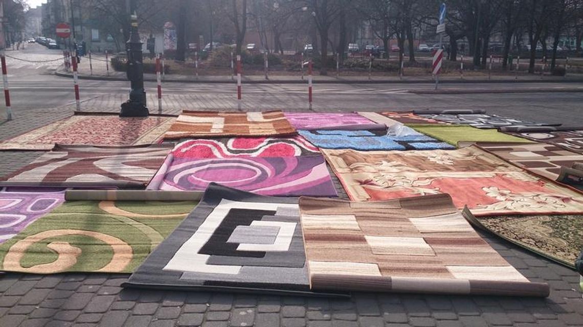 Rewitalizacja niepotrzebna. Rynek zakryć dywanami ZDJĘCIA