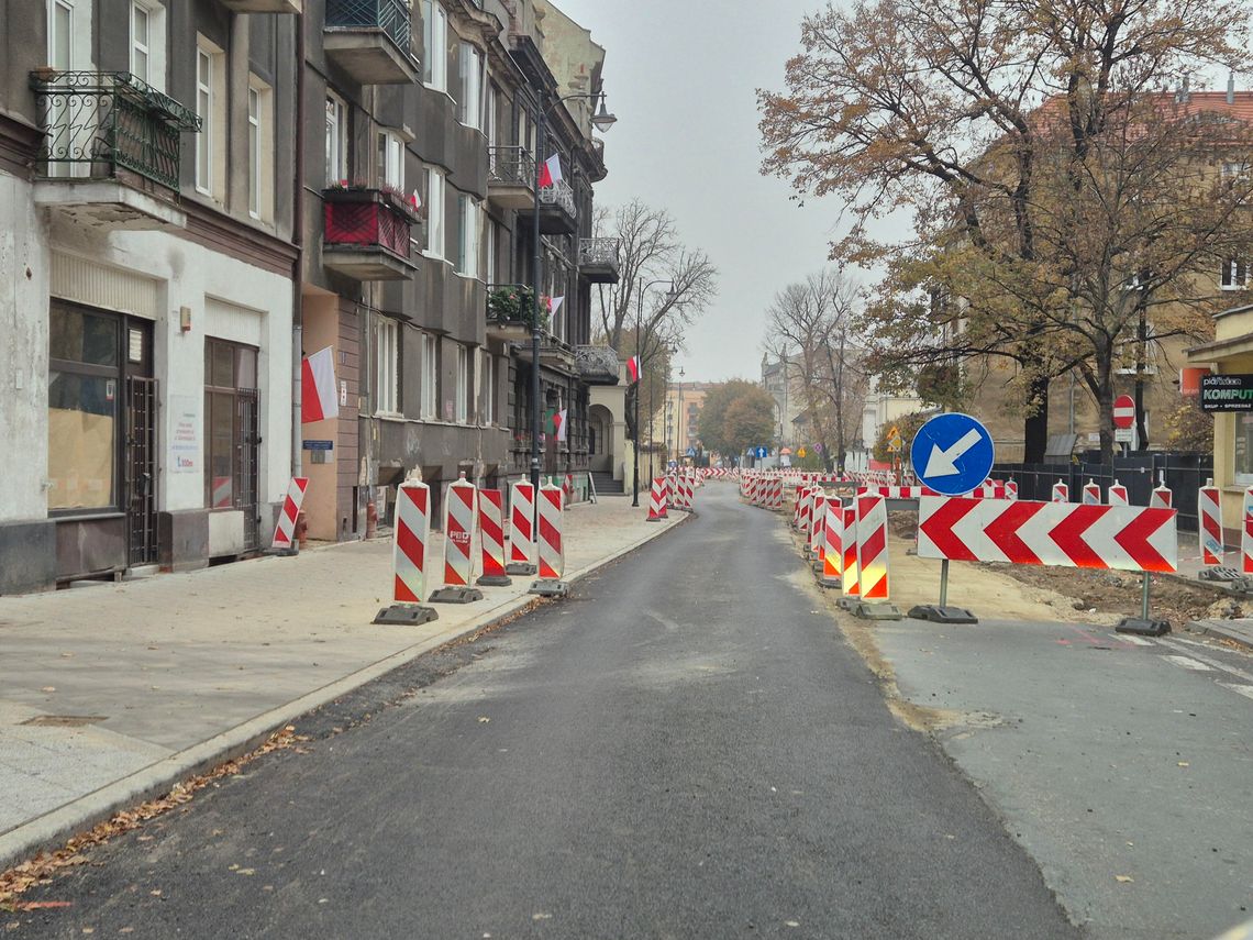 Roboty przenieśli na drugą stronę. Postępy prac w centrum