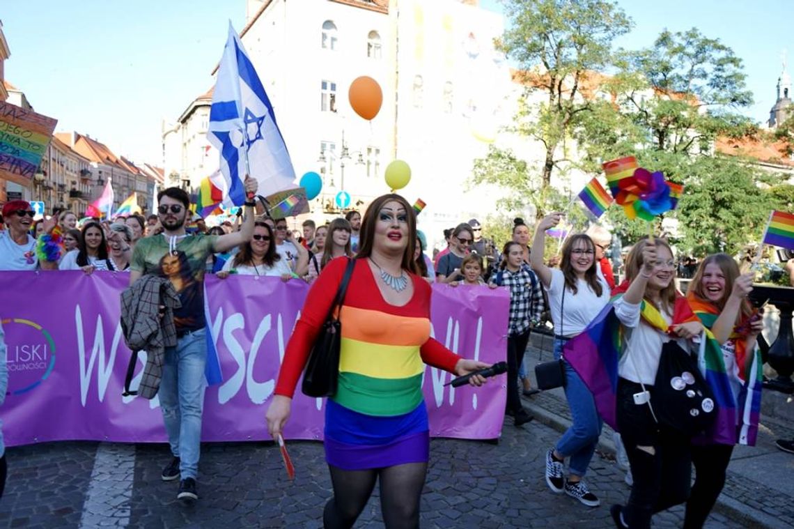 Rok temu tłumny pochód, teraz spotkanie na Głównym Rynku „Tęczowy Kalisz” WIDEO