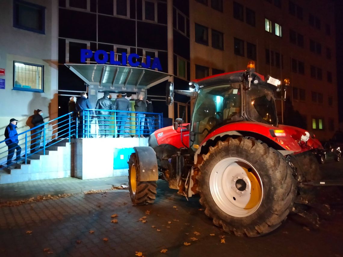 Rolnicy pod Komendą Policji: "Chcą nas zastraszyć. Nie odpuścimy!"