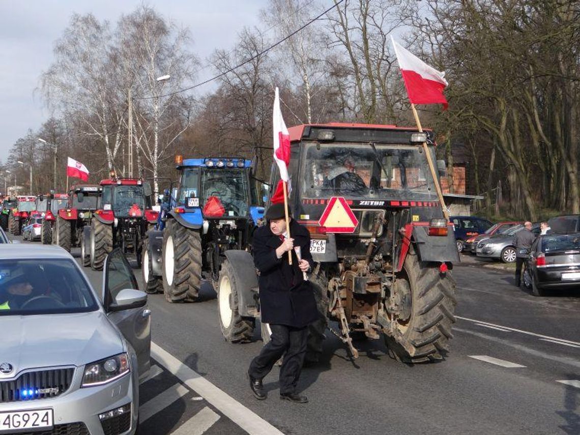 Rolnicy zablokowali drogę i miasto ZDJĘCIA i FILM