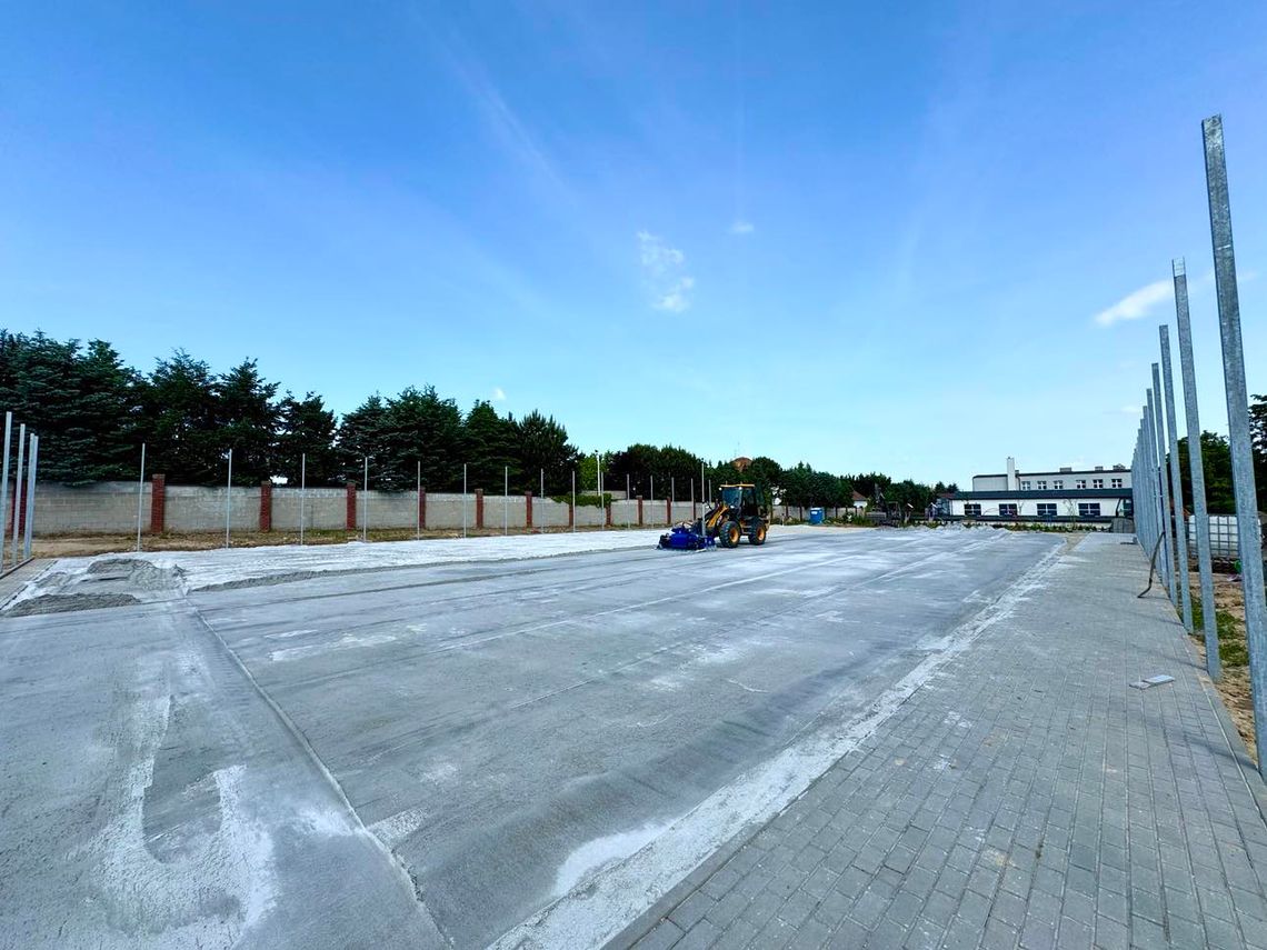 Rośnie nowe boisko na Dobrzecu. Uczniowie zagrają tu jeszcze w tym roku