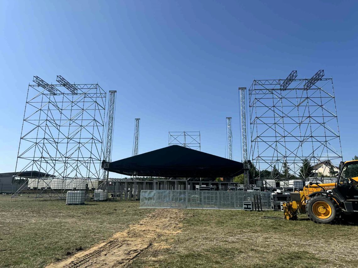 Rośnie ogromna scena. Przed nami wielkie muzyczne święto pod Kaliszem