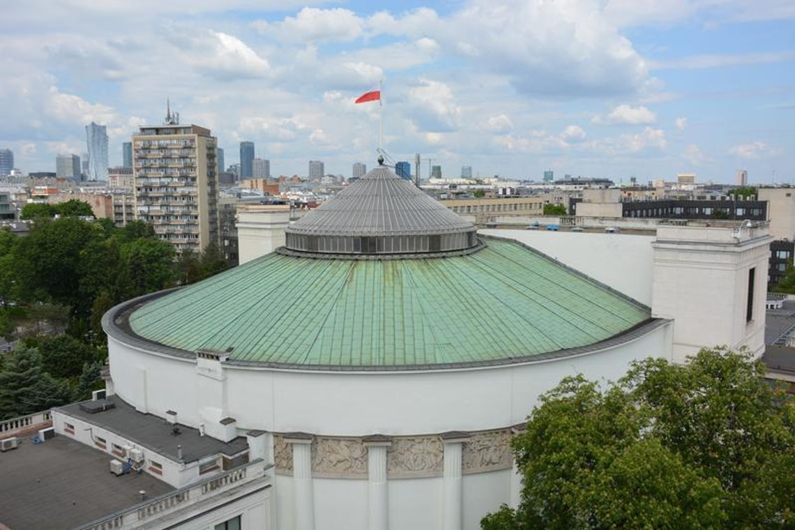 Roszady na Wiejskiej. Jednym przybyło, innym ubyło