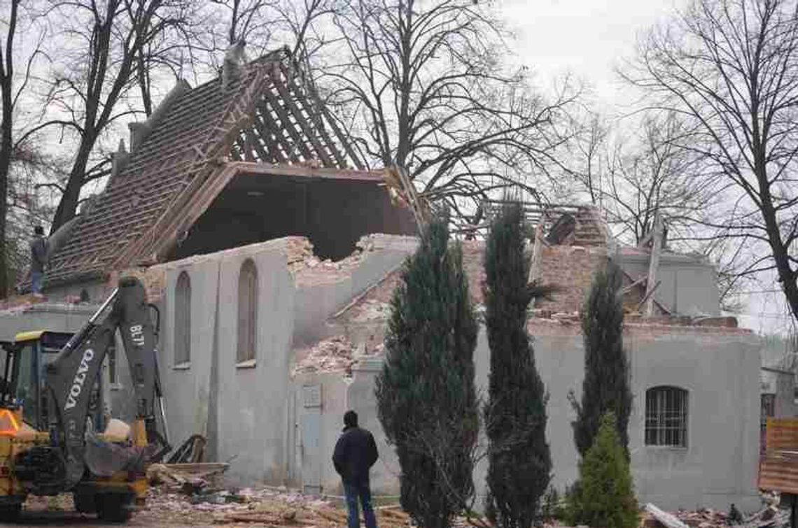 Rozbierają kościół w Brzezinach