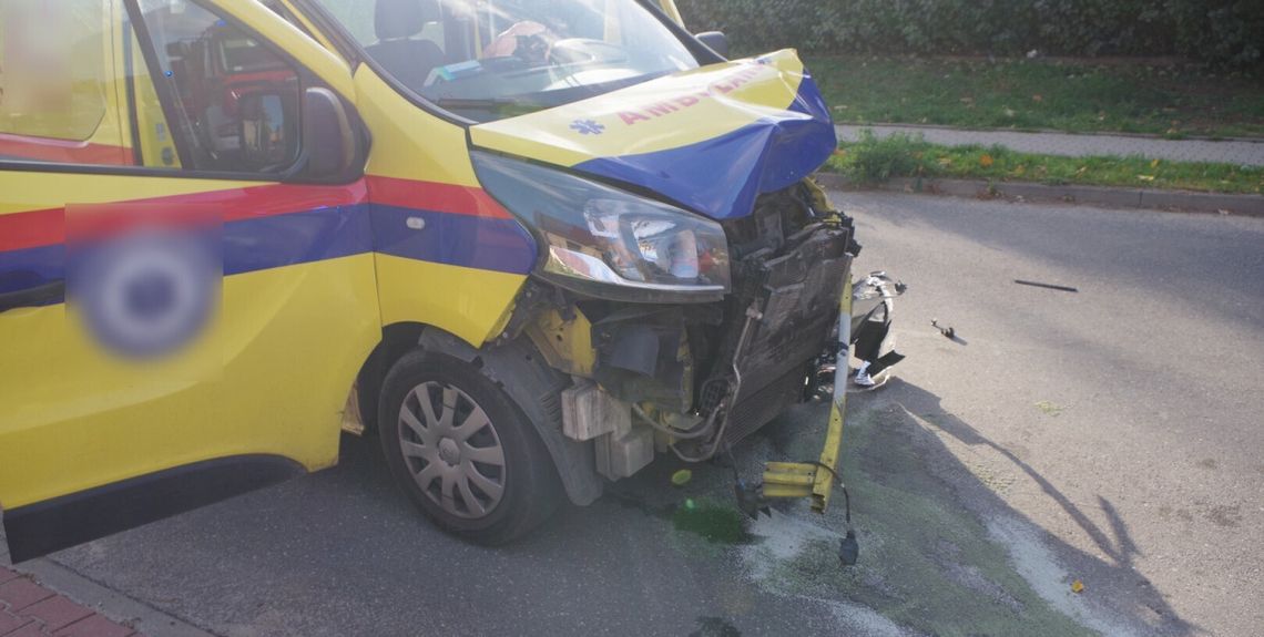 Rozbita karetka na środku skrzyżowania. Trzy osoby pod opieką ratowników Rozbita karetka na środku skrzyżowania. Trzy osoby pod opieką ratowników