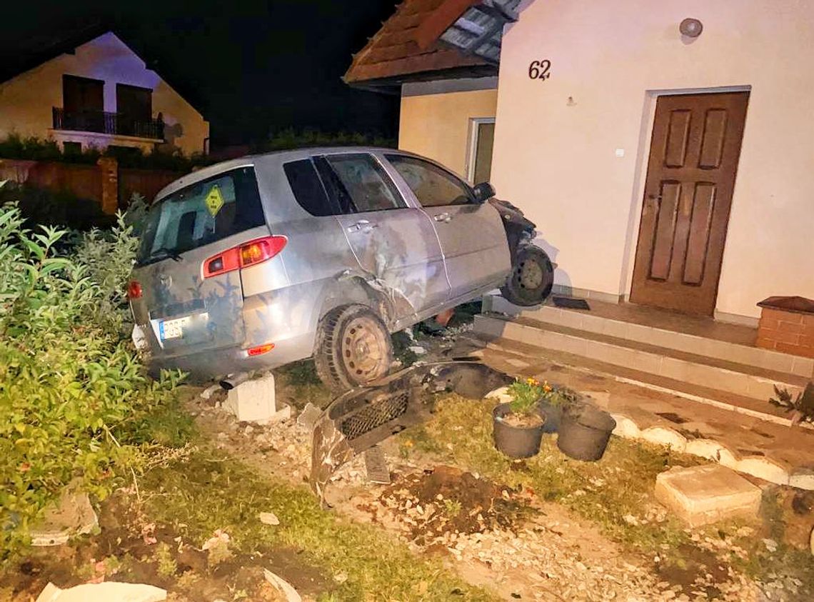 Rozpędzona mazda zatrzymała się na schodach. Mężczyzna walczy o życie