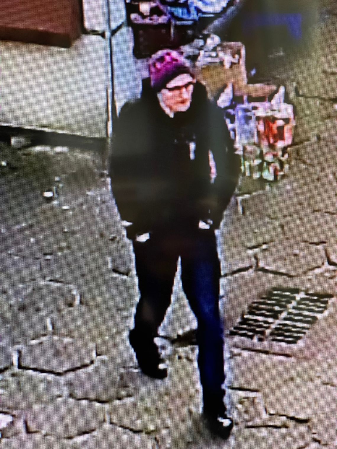 Rozpoznajesz tego mężczyznę? Koniecznie zadzwoń na policję!