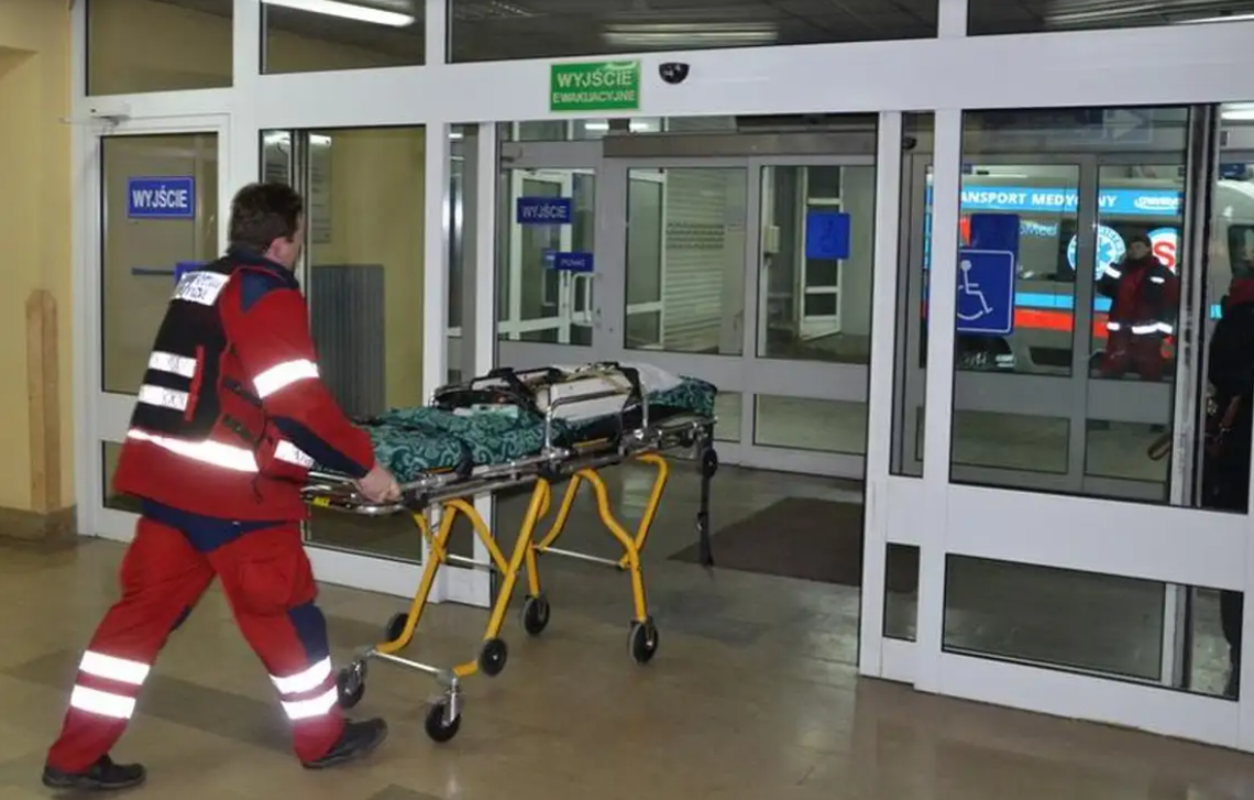 Runął z dachu podczas pracy. 35-latek był nieprzytomny, lądował śmigłowiec LPR