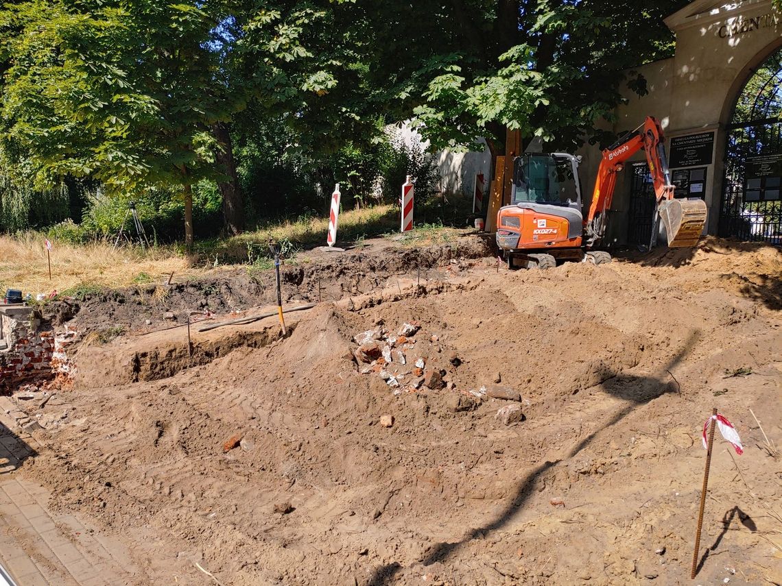 Ruszyła przebudowa schodów na Cmentarz Miejski