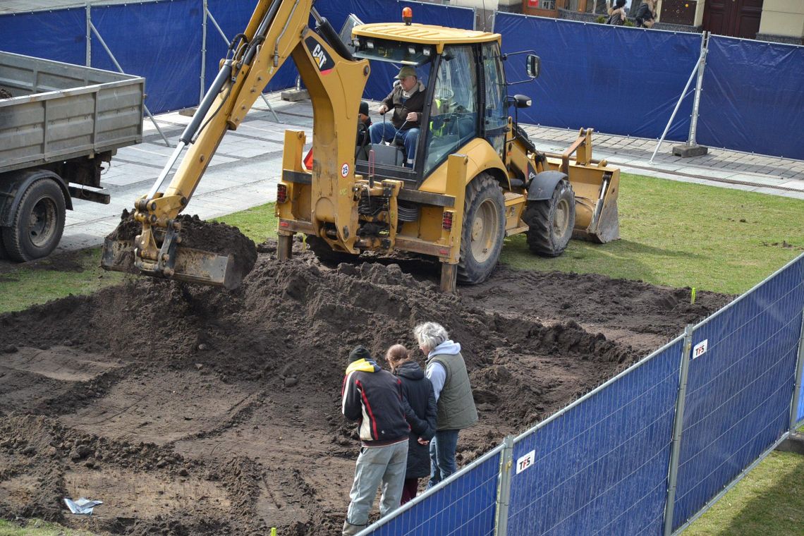 Ruszyły wykopaliska na Głównym Rynku. Czego szukają archeolodzy? ZDJĘCIA