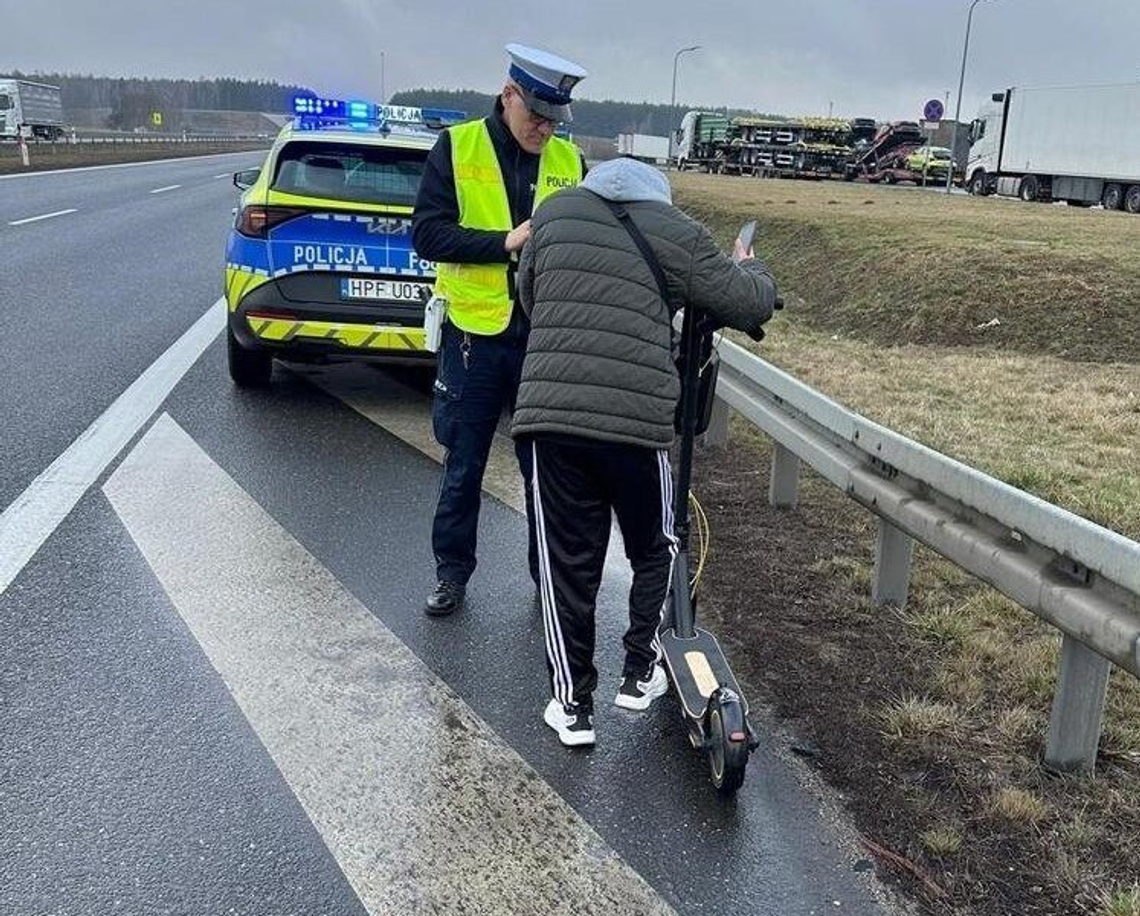 Ryzykowna jazda hulajnogą po S8. Wszystko przez… wizytę u kosmetyczki