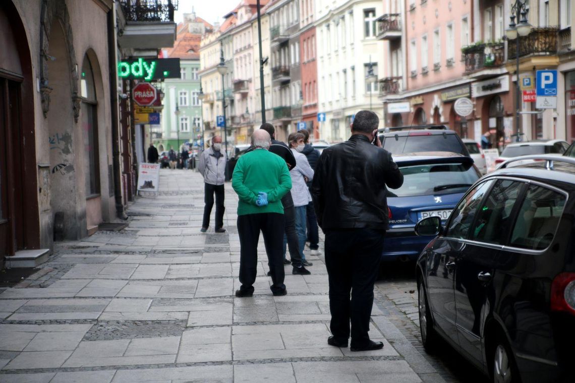 Salony fryzjerskie otwarte! Przed zakładami kolejki WIDEO