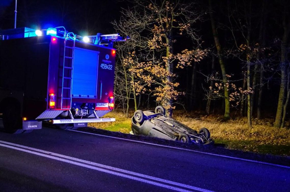 Samochód dachował w rowie. Kierowca pijany ZDJĘCIA