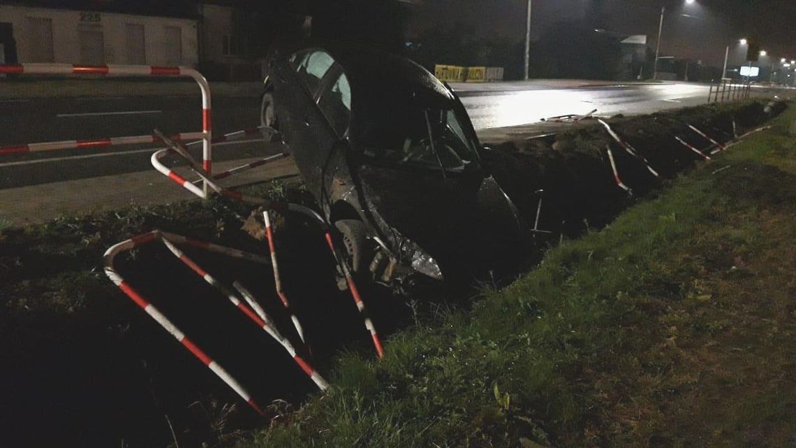 Samochód staranował barierki ochronne i wpadł do rowu. Policja poszukuje kierowcy ZDJĘCIA