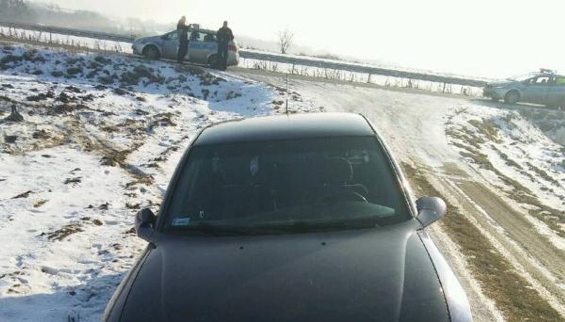 Samochód w polu i trzech pijanych mężczyzn. „Żaden nie kierował”