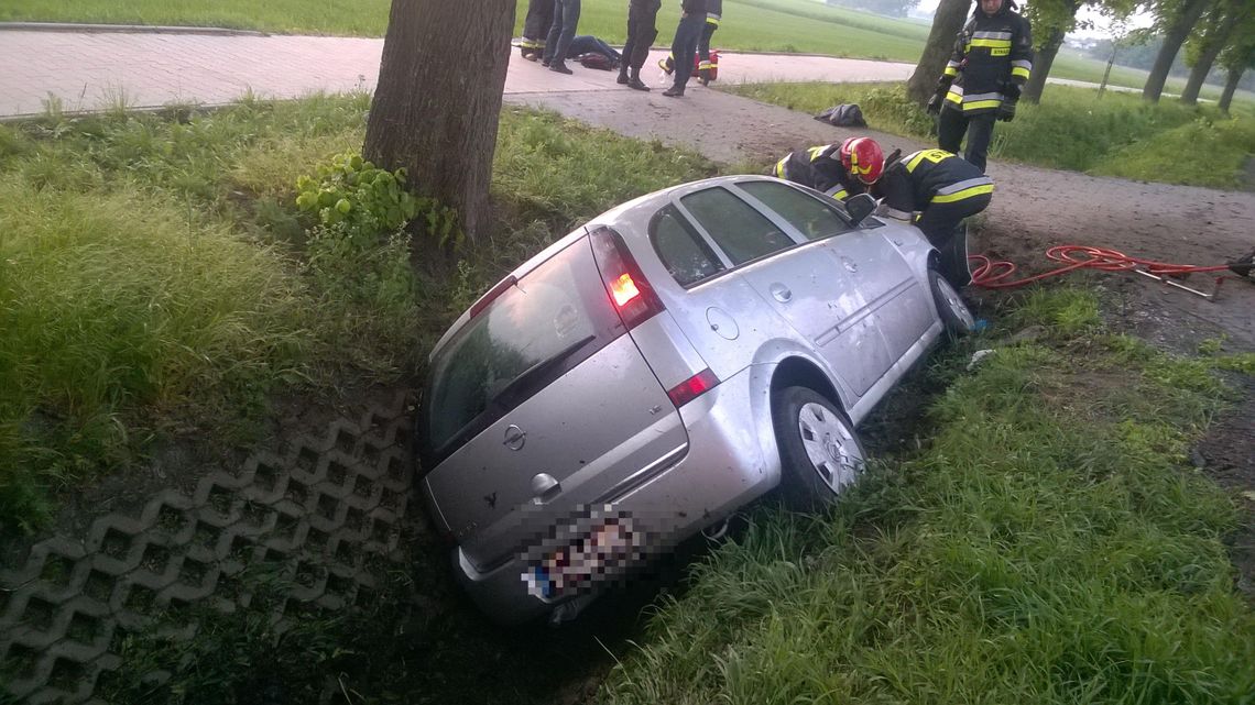 Samochód w rowie, dwie osoby poszkodowane ZDJĘCIA