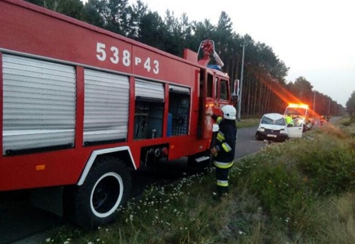 Samochód wjechał w rowerzystów. Stan jednego z nich ciężki ZDJĘCIA