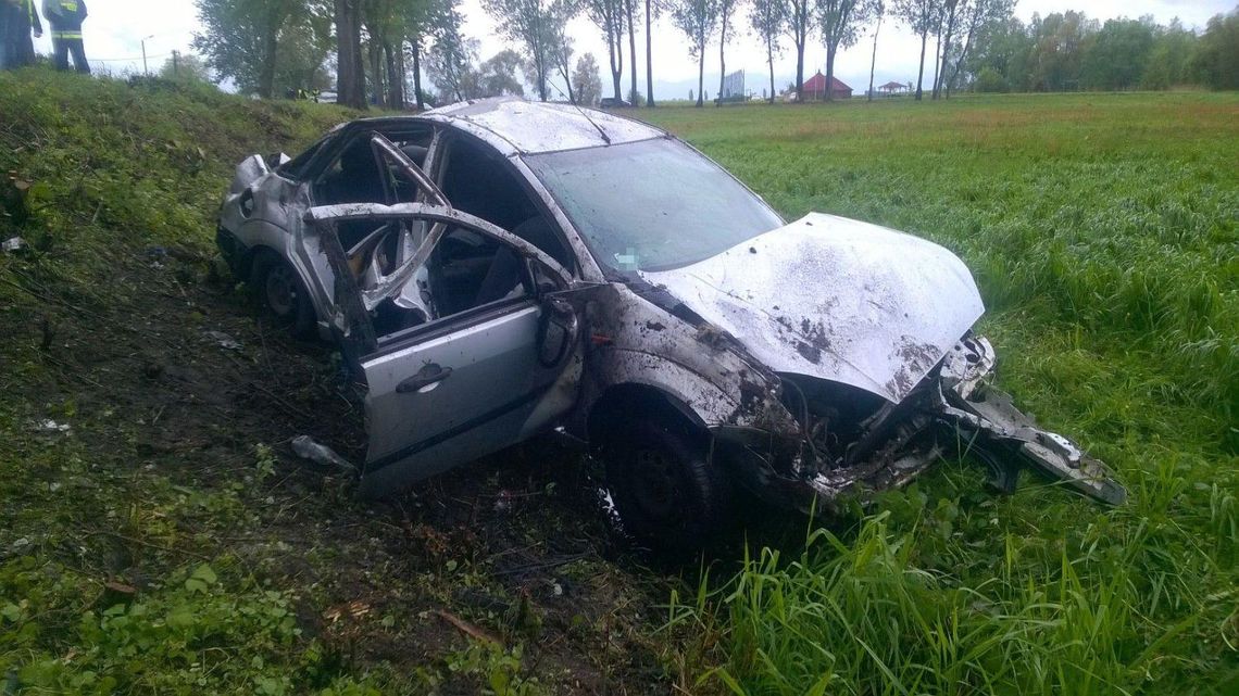 Samochód wypadł z drogi i dachował. Cztery osoby ranne ZDJĘCIA