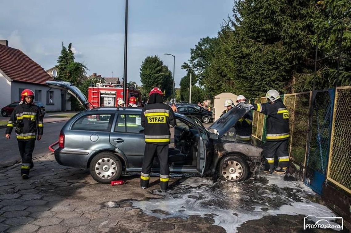 Samochód zapalił się na parkingu przed basenem ZDJĘCIA