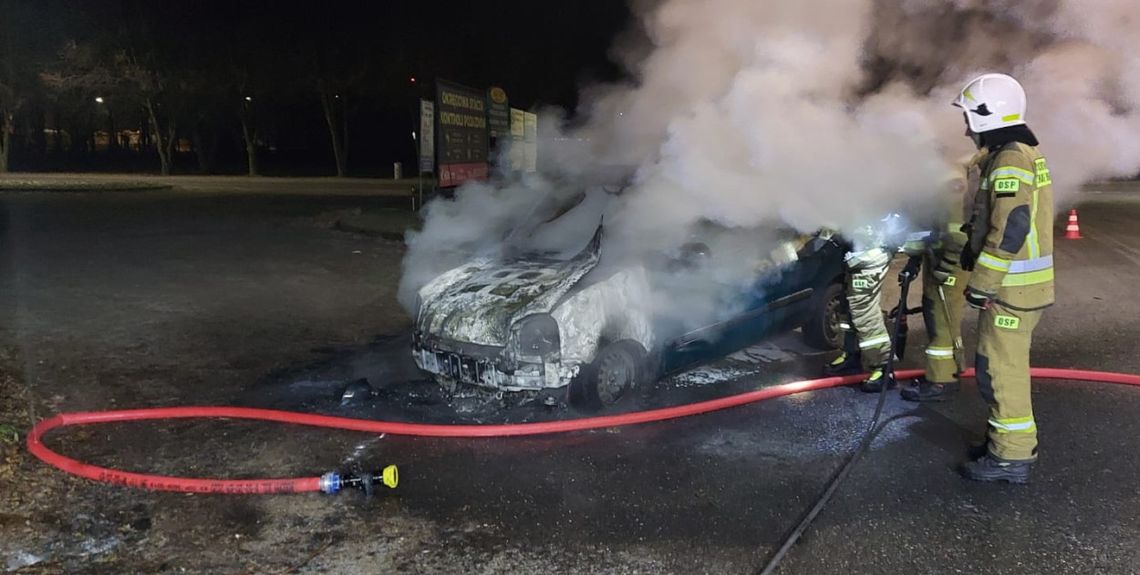 Samochód poszedł z dymem. Kierowca zdążył zjechać na parking