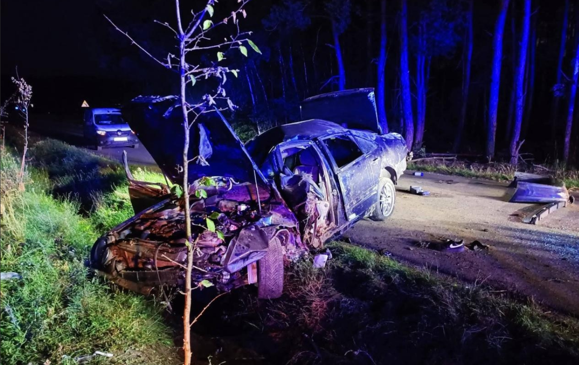 Samochód uderzył w przepust i dachował. Cztery osoby zostały ranne Samochód uderzył w przepust i dachował. Cztery osoby zostały ranne