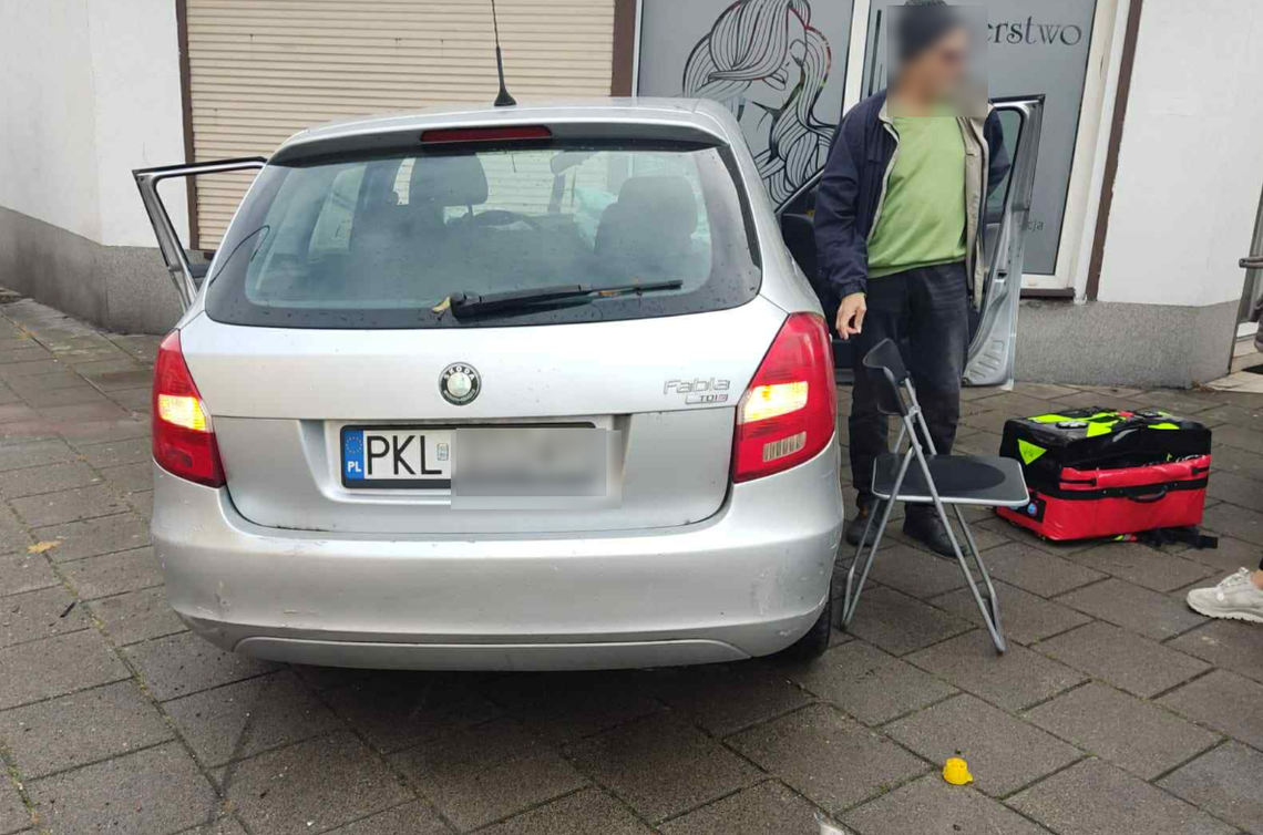 Samochód uderzył w salon fryzjerski. Dwie osoby poszkodowane Samochód uderzył w salon fryzjerski. Dwie osoby poszkodowane