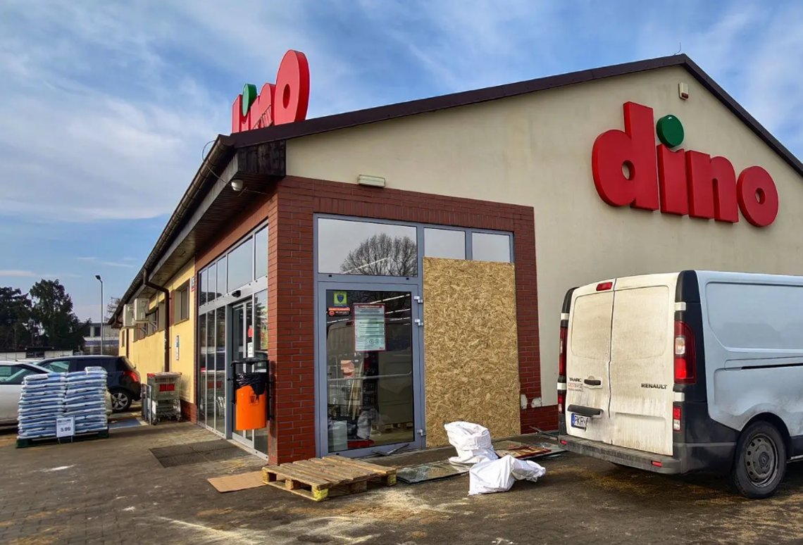 Samochód wjechał w DINO. Kasjerka była tuż obok