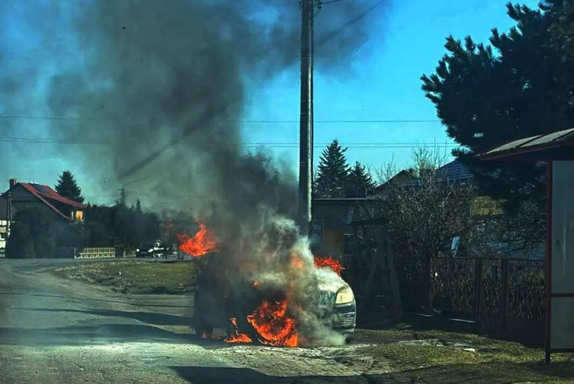 Samochód zapalił się podczas jazdy. W środku była kobieta z dzieckiem