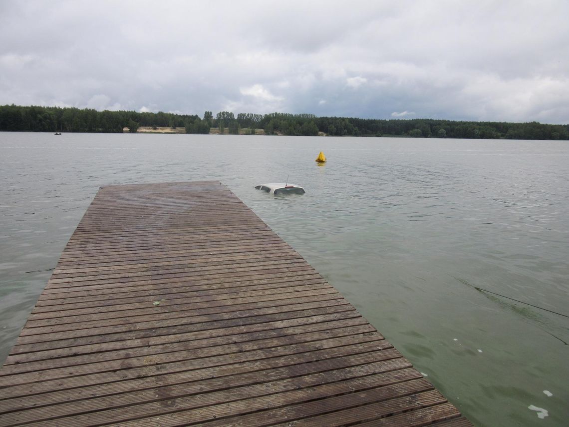 Samochód zsunął się do zalewu i poszedł na dno ZDJĘCIA