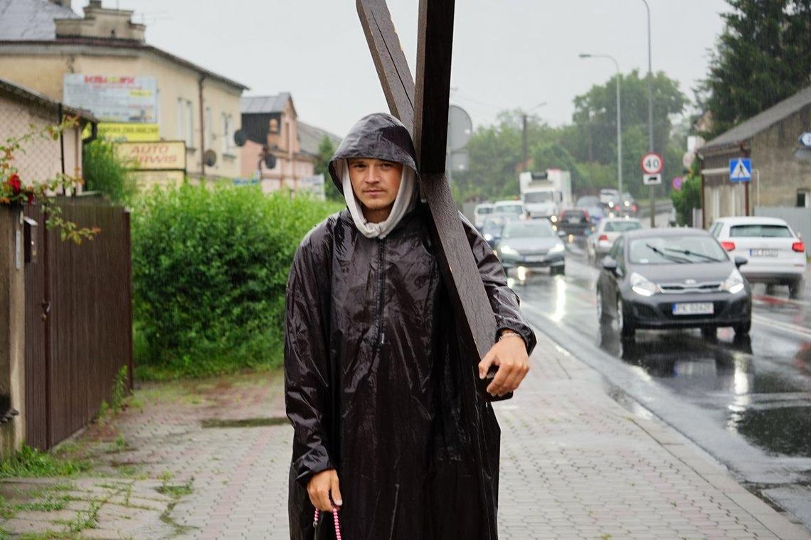 Samotny pielgrzym niesie krzyż przez całą Polskę. Dziś jest w Kaliszu ZDJĘCIA