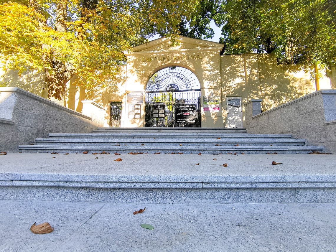 Nowe schody na Cmentarz Miejski bez podjazdu dla wózków. Jak wyjaśnia to Miasto?