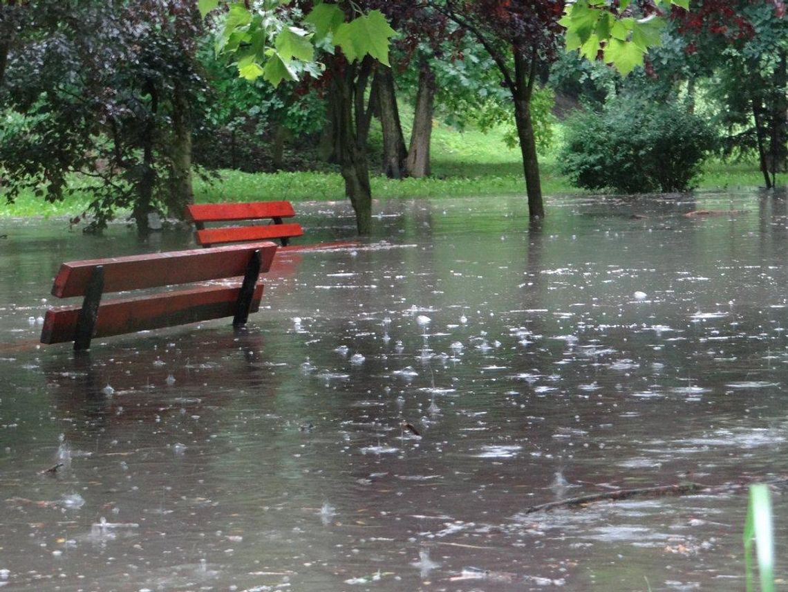 Ściana wody nad Kaliszem. Takiej ulewy dawno nie było ZDJĘCIA i WIDEO