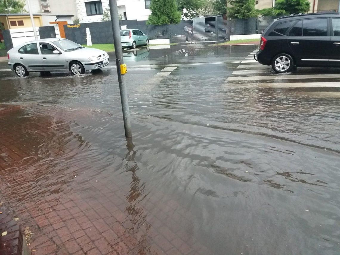 Ściana wody w Ostrowie. Sąsiedzi zalani deszczem ZDJĘCIA i WIDEO