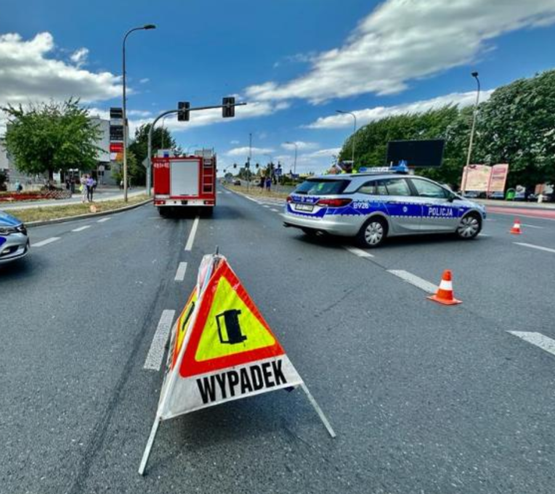 Sekundy od tragedii. 80-latek wypadł z jezdni i uderzył w przepust