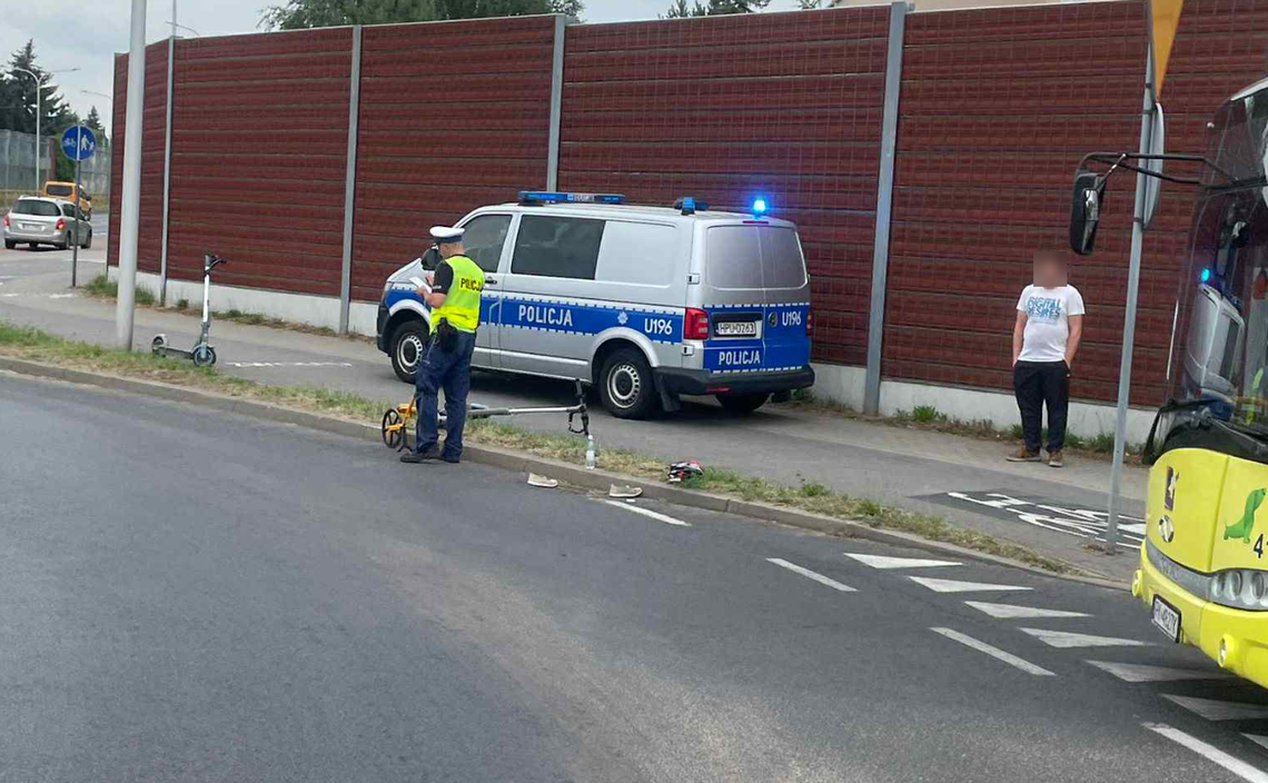 Sekundy od tragedii! Kobieta na hulajnodze pod kołami Skody