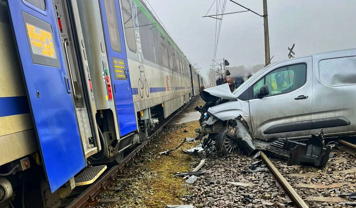Sekundy od tragedii. Samochód uderzony przez DWA pociągi