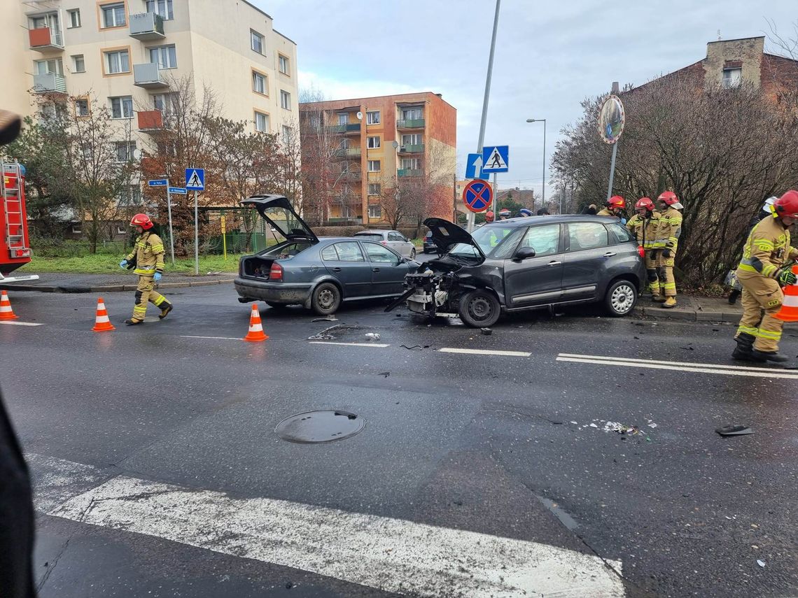 Senior wymusił pierwszeństwo przejazdu. Kolizja na skrzyżowaniu