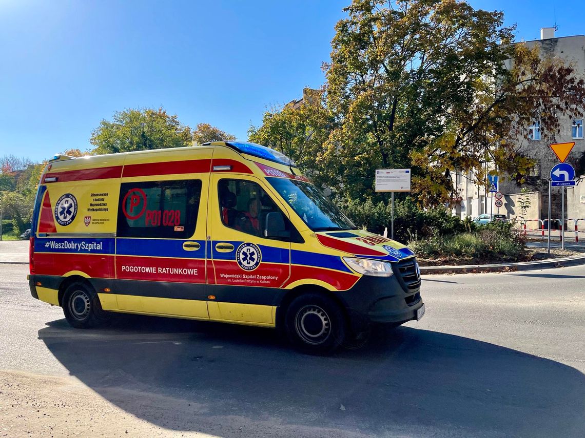 Senior zaatakował nożem opiekunkę i policjantów. Trafił do Sokołówki