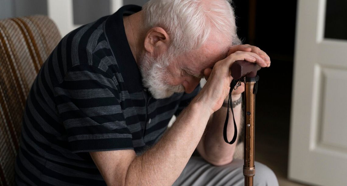 Seniorzy pod kreską i na celowniku oszustów. Miliardy złotych długu Seniorzy pod kreską i na celowniku oszustów. Miliardy złotych długu