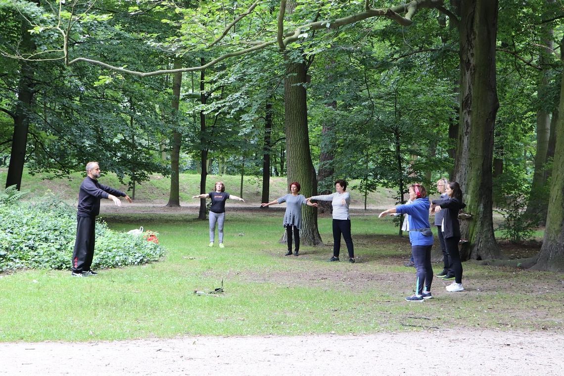 Seniorzy trenują tai chi ZDJĘCIA