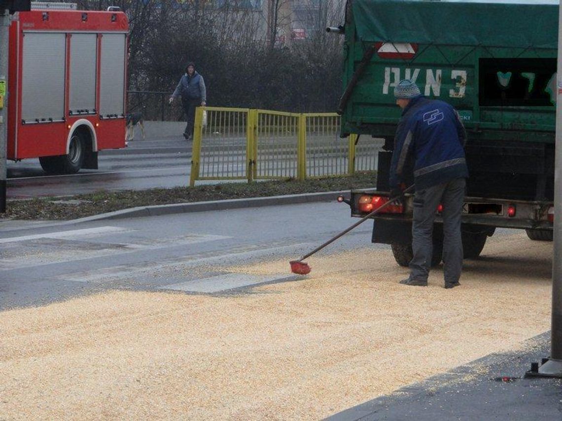 Setki kilogramów zboża rozsypane na drodze ZDJĘCIA